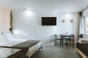 1 slaapkamer, een bureau, een strijkplank/strijkijzer, reisbedje