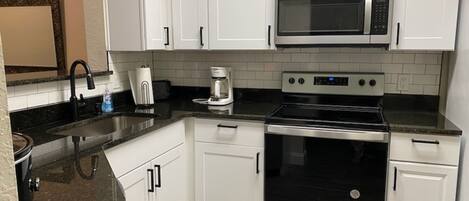 Frigorifero, microonde, forno, piano cottura