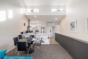 Dining - Point View, lake and mountain views close to CBD (Queenstown)