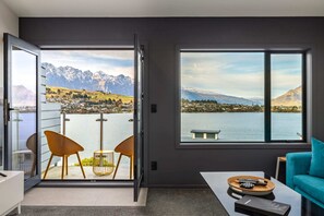 TV, DVD player, streaming services, stereo - Point View, lake and mountain views close to CBD (Queenstown)