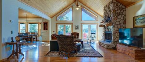 Smart-TV, Kamin, DVD-Player, Stereoanlage