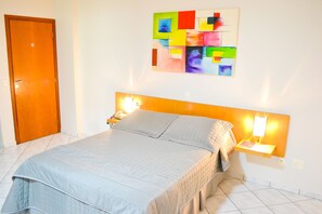 Habitación doble Deluxe, 1 cama matrimonial | Minibar, escritorio, tabla de planchar con plancha y wifi gratis 