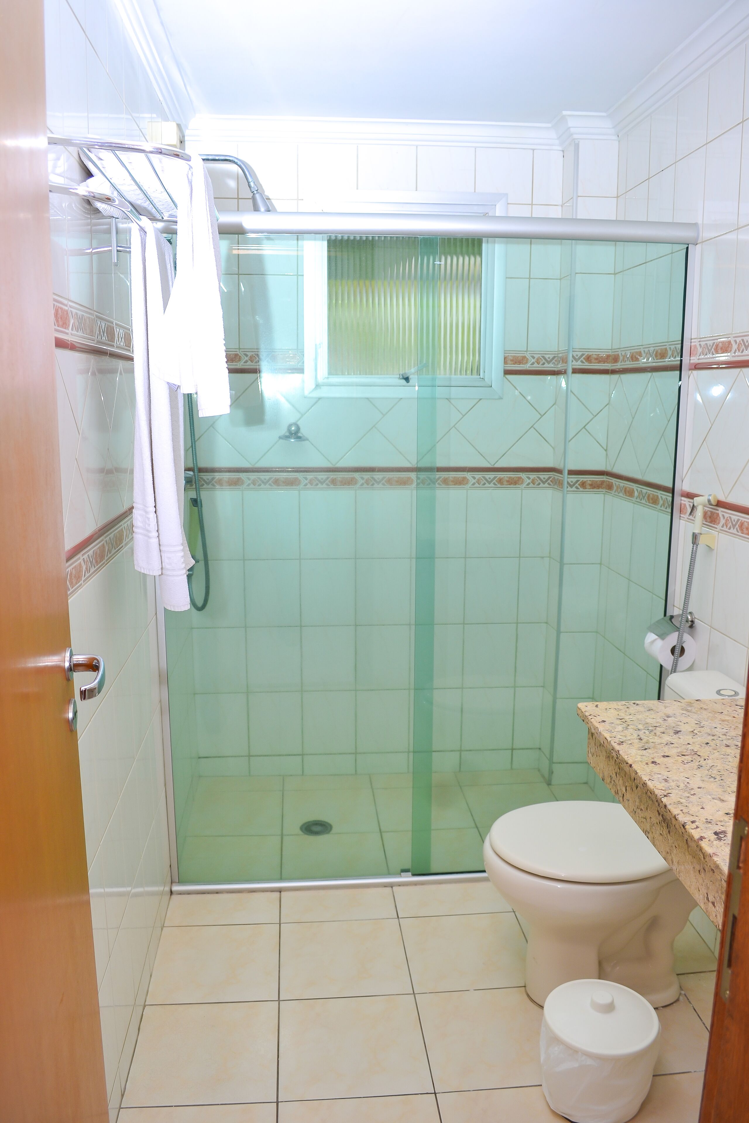 Phòng 3 Deluxe | Phòng tắm | Buồng tắm vòi sen, máy sấy tóc, khăn tắm, xà phòng 