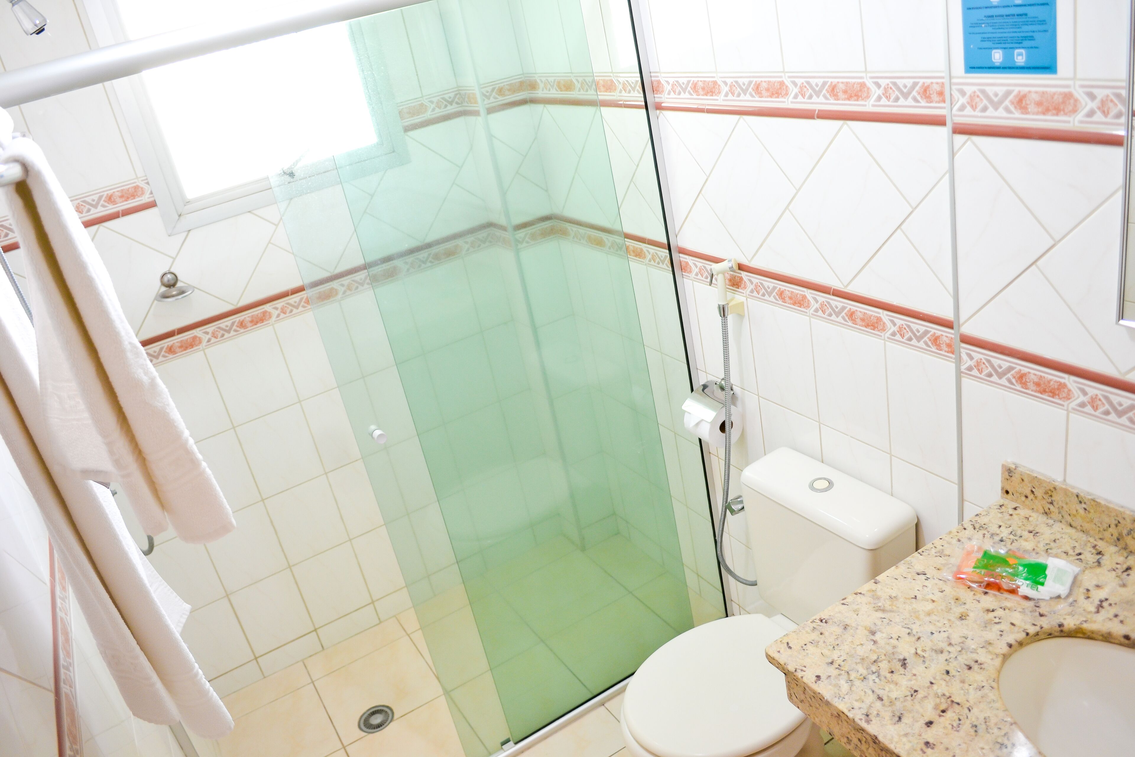 Deluxe-Zweibettzimmer | Badezimmer | Dusche, Haartrockner, Handtücher, Seife