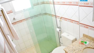 Deluxe-Zweibettzimmer | Badezimmer | Dusche, Haartrockner, Handtücher, Seife