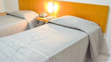 1 habitación, minibar, escritorio y tabla de planchar con plancha