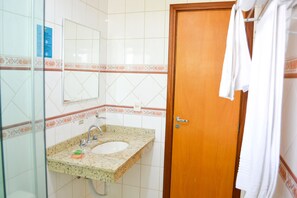 Deluxe Single Room | Bathroom | Shower, hair dryer, towels, soap - Vale Verde Hotel (Laranjal Paulista)