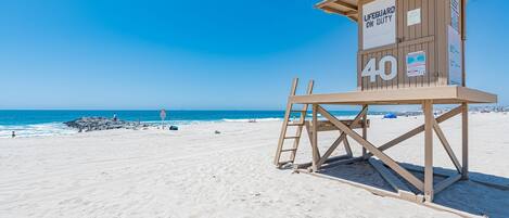 Een bewakingspost met het nummer 40 op een strand.