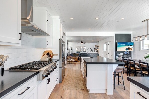 Réfrigérateur, four à micro-ondes, un four, surface de cuisson