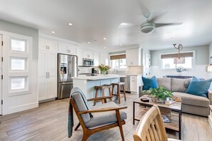 TV, fireplace - An Unmatched Beauty | Immaculate Interior | Rooftop Deck w/ Fireplace | 3-Floors of Perfection (Newport Beach)