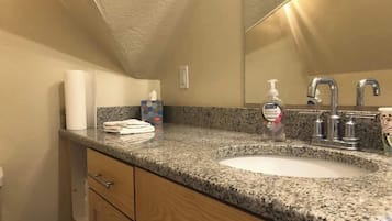 Combined shower/bathtub, hair dryer, towels