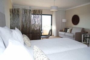 A hotel room with a large bed, a sofa, a chair, and a lamp. - Noria Velha (Lagoa)