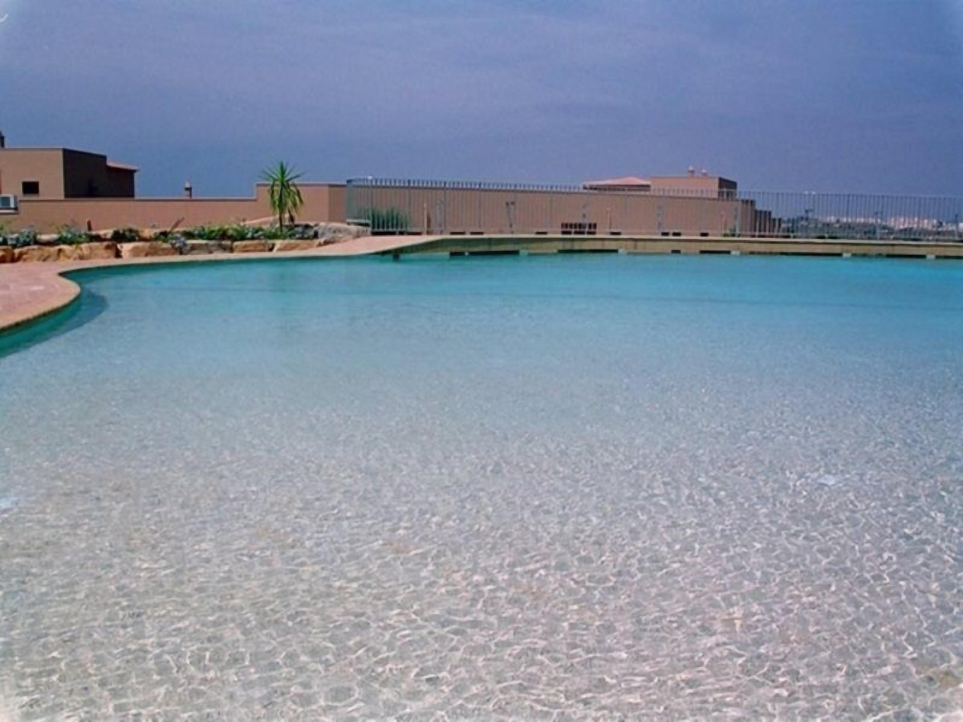 Een binnenzwembad, een buitenzwembad