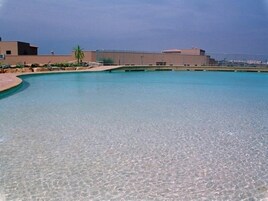 Una piscina techada, una piscina al aire libre
