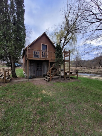 Exterior. Blakley Hobbit Large Cabin