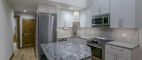 JÀÀkaappi, mikroaaltouuni, uuni, liesi