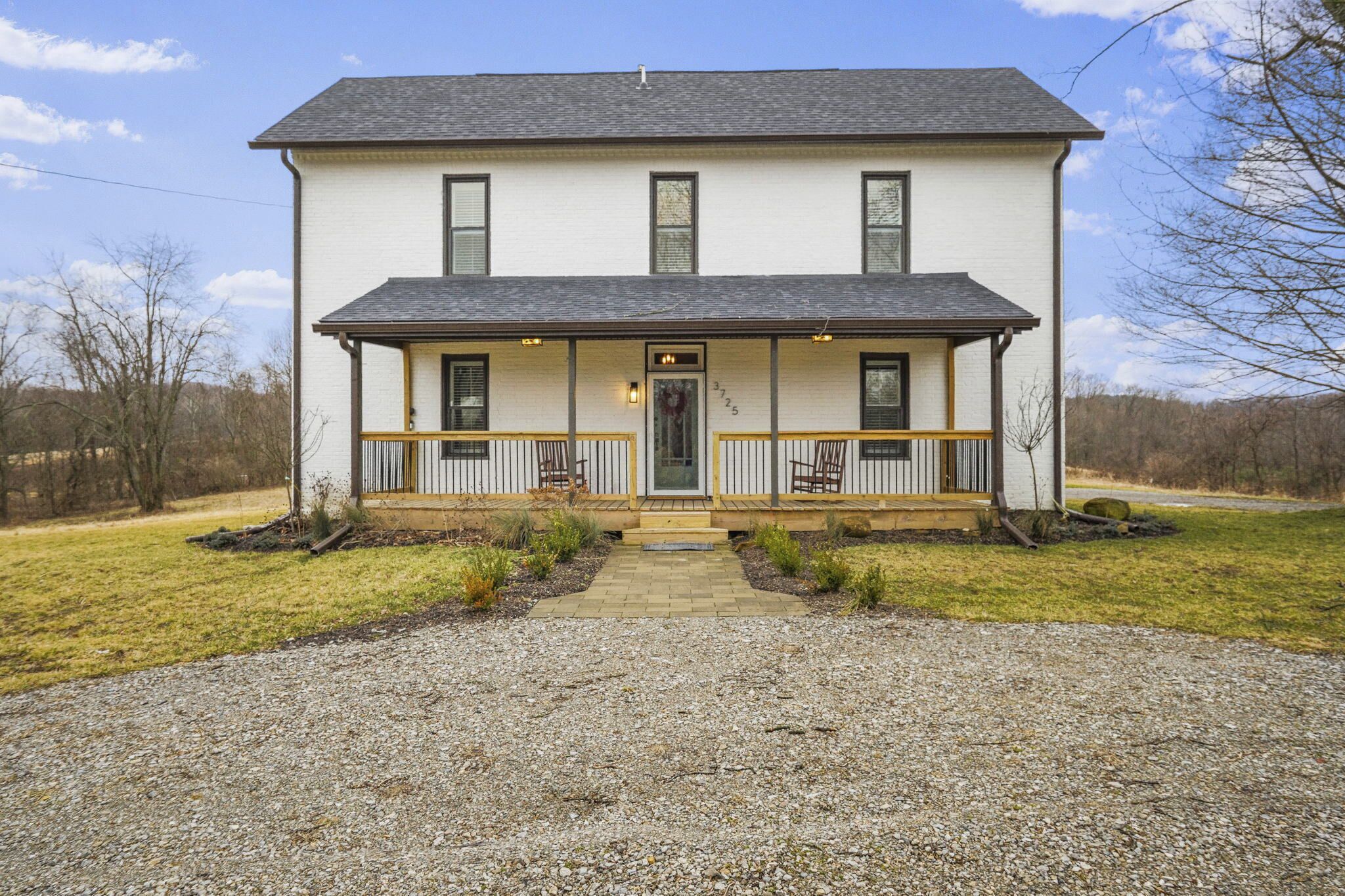 Newly remodeled 1822 farmhouse close to Hocking Hills attractions