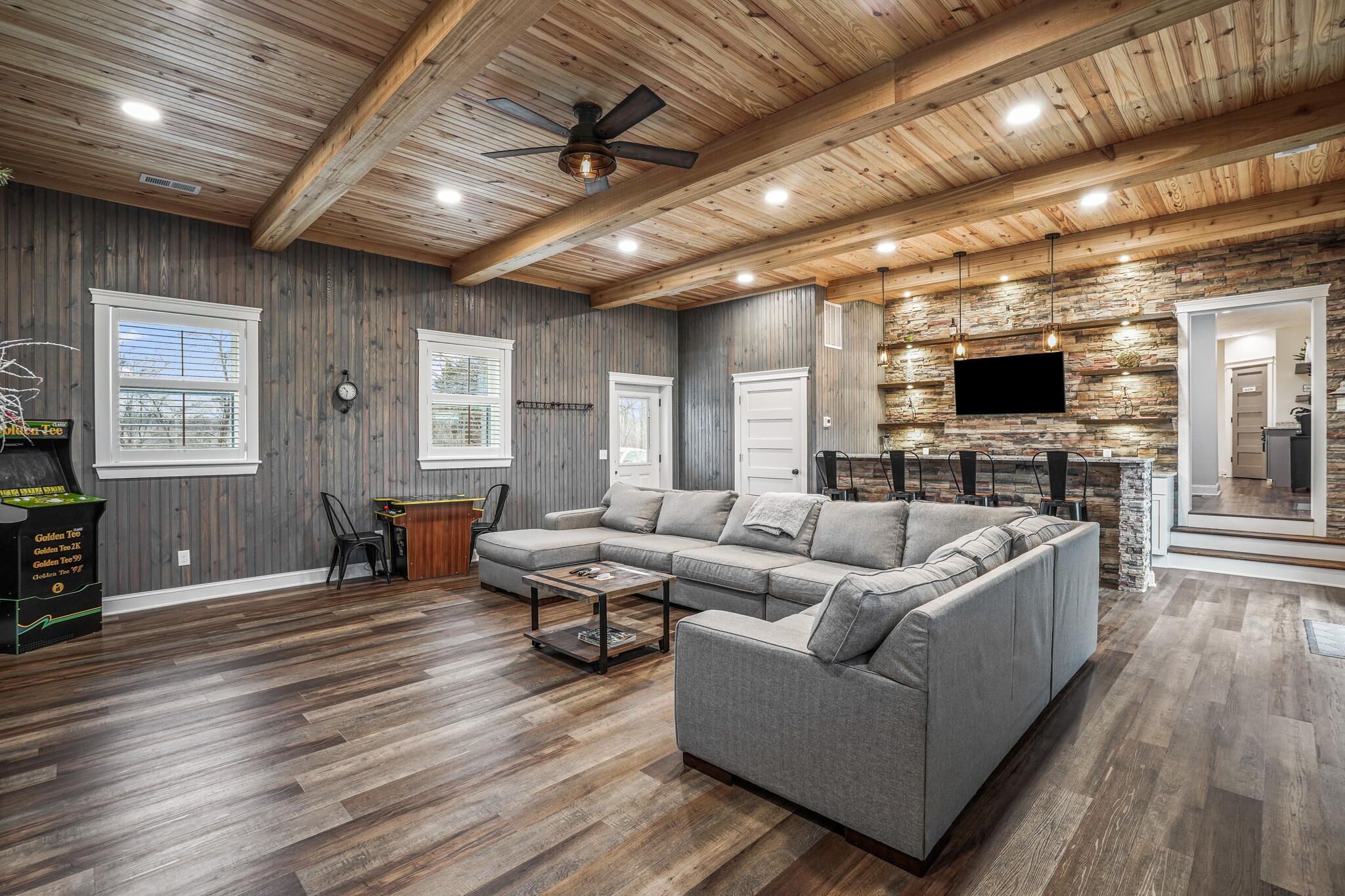 Newly remodeled 1822 farmhouse close to Hocking Hills attractions