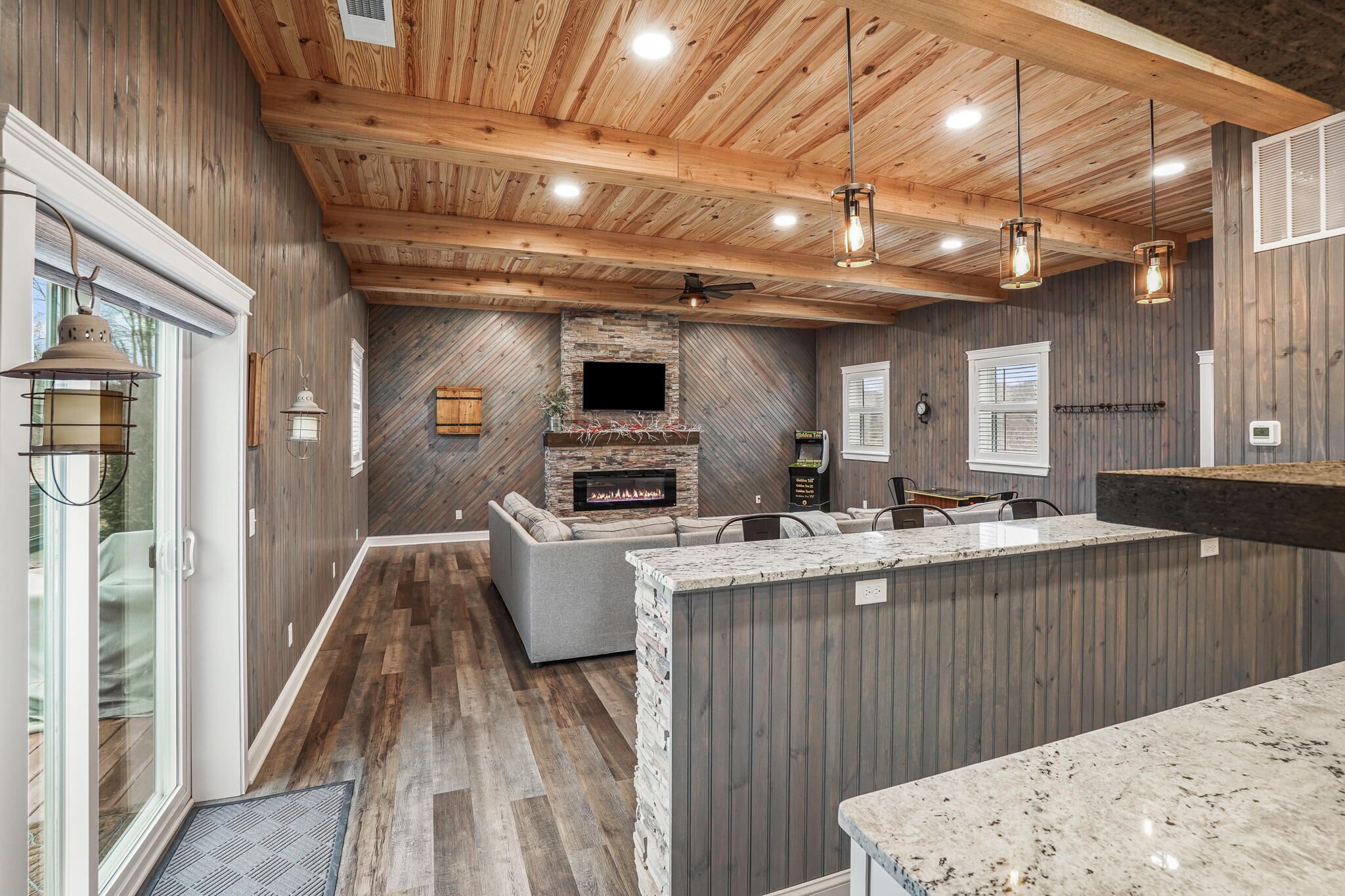 Newly remodeled 1822 farmhouse close to Hocking Hills attractions