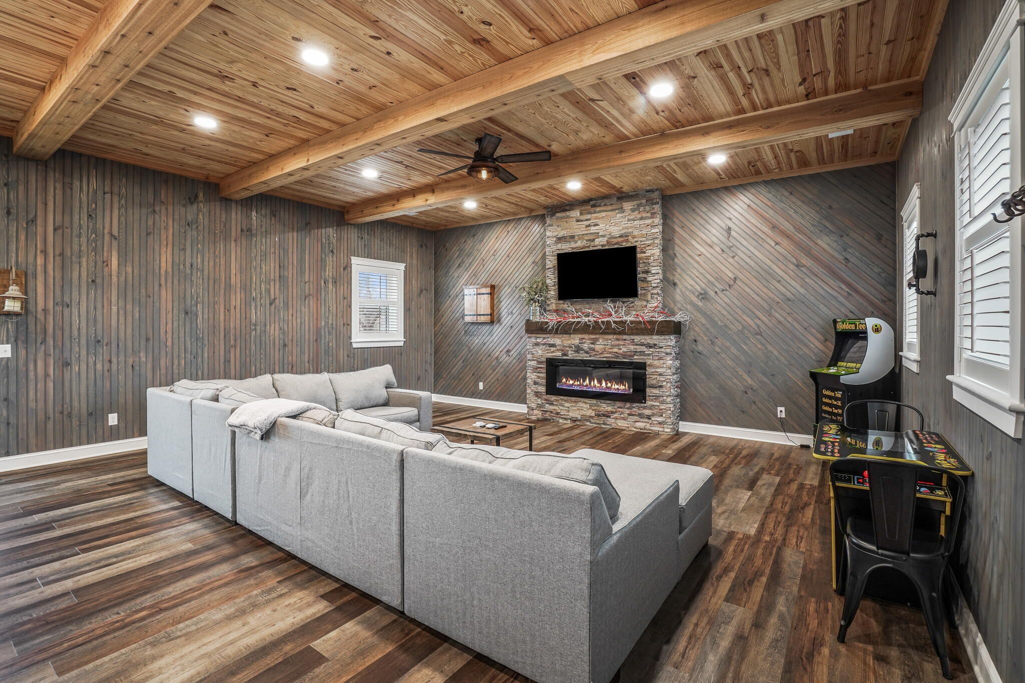 Newly remodeled 1822 farmhouse close to Hocking Hills attractions