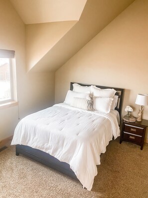 7 habitaciones, tabla de planchar con plancha, wifi y ropa de cama 