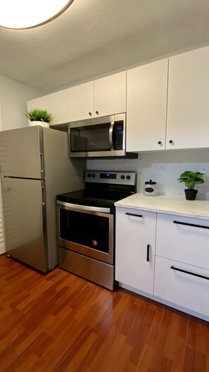 Microwave, stovetop, dishwasher, coffee/tea maker