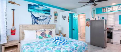 Tabla de planchar con plancha, wifi gratis y ropa de cama