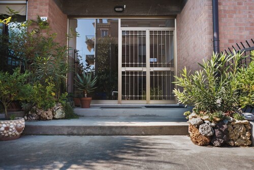 Apartment located on the first floor of a building WITHOUT lift. We are located in a residential area, a few minutes walk from the hospital, very convenient and quiet.Four-room apartment of 95 m2, with two bedrooms and a sofa bed in the living room.It co