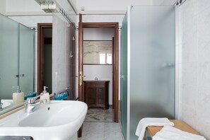 Dusj, hårføner, bidé og håndklær