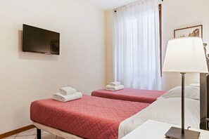 2 bedrooms, iron/ironing board, WiFi - GuestHost - Comfortable and functional 55sqm apartment that can accommodate up to 4 people. Located on the second floor, with elevator (not suitable for disabled), of a characteristic Florentine building, the property is located within Sant'Ambrogio dist (Firenze)