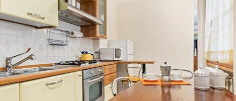 Microondas, horno, parrilla de estufa y lavavajillas