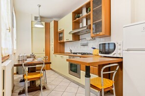 Microondas, horno, parrilla de estufa y lavavajillas 