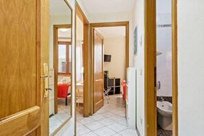 2 bedrooms, iron/ironing board, WiFi