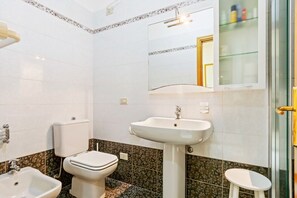 Douche, sèche-cheveux, bidet