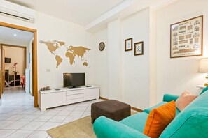 Living area - GuestHost - Comfortable and functional 55sqm apartment that can accommodate up to 4 people. Located on the second floor, with elevator (not suitable for disabled), of a characteristic Florentine building, the property is located within Sant'Ambrogio dist (Firenze)