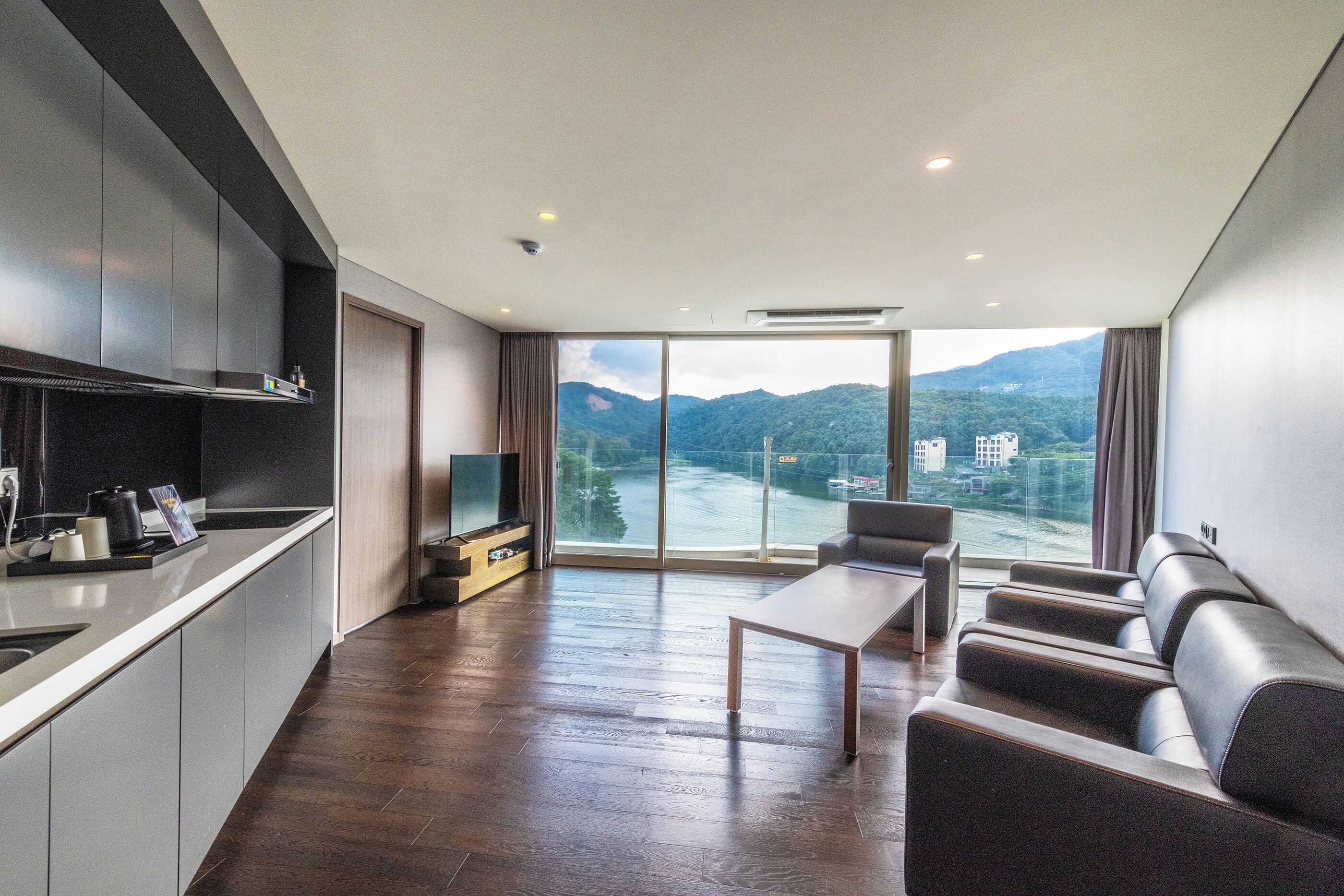 presidential room 702 | premium bedding, down duvets, select comfort beds, free minibar