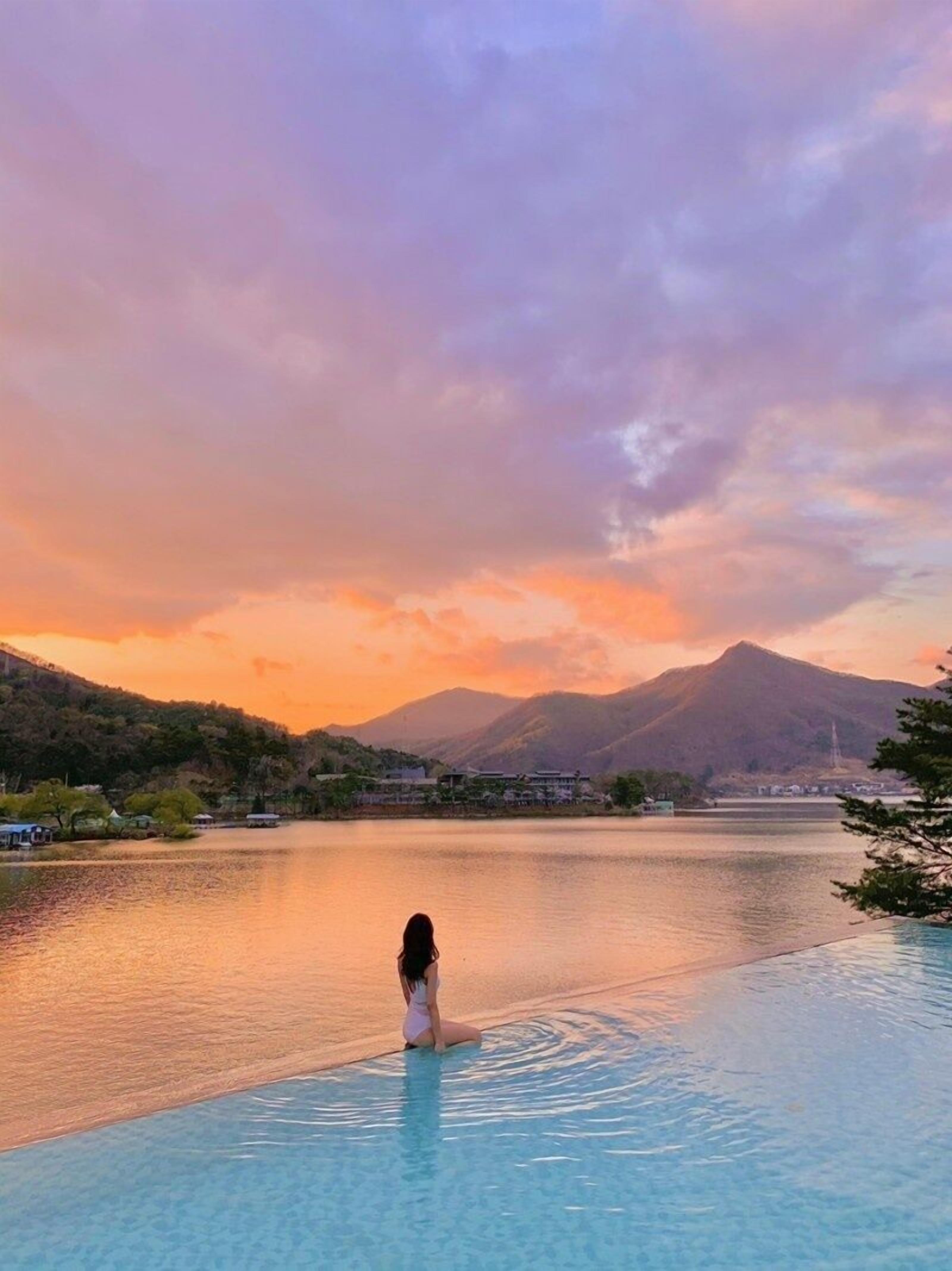 outdoor pool, open 9:00 am to 10:00 pm, pool umbrellas, pool loungers