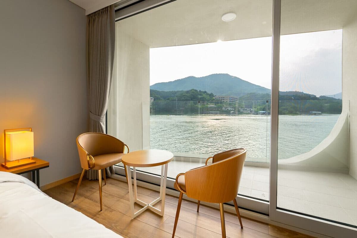 standard double room | premium bedding, down duvets, select comfort beds, free minibar