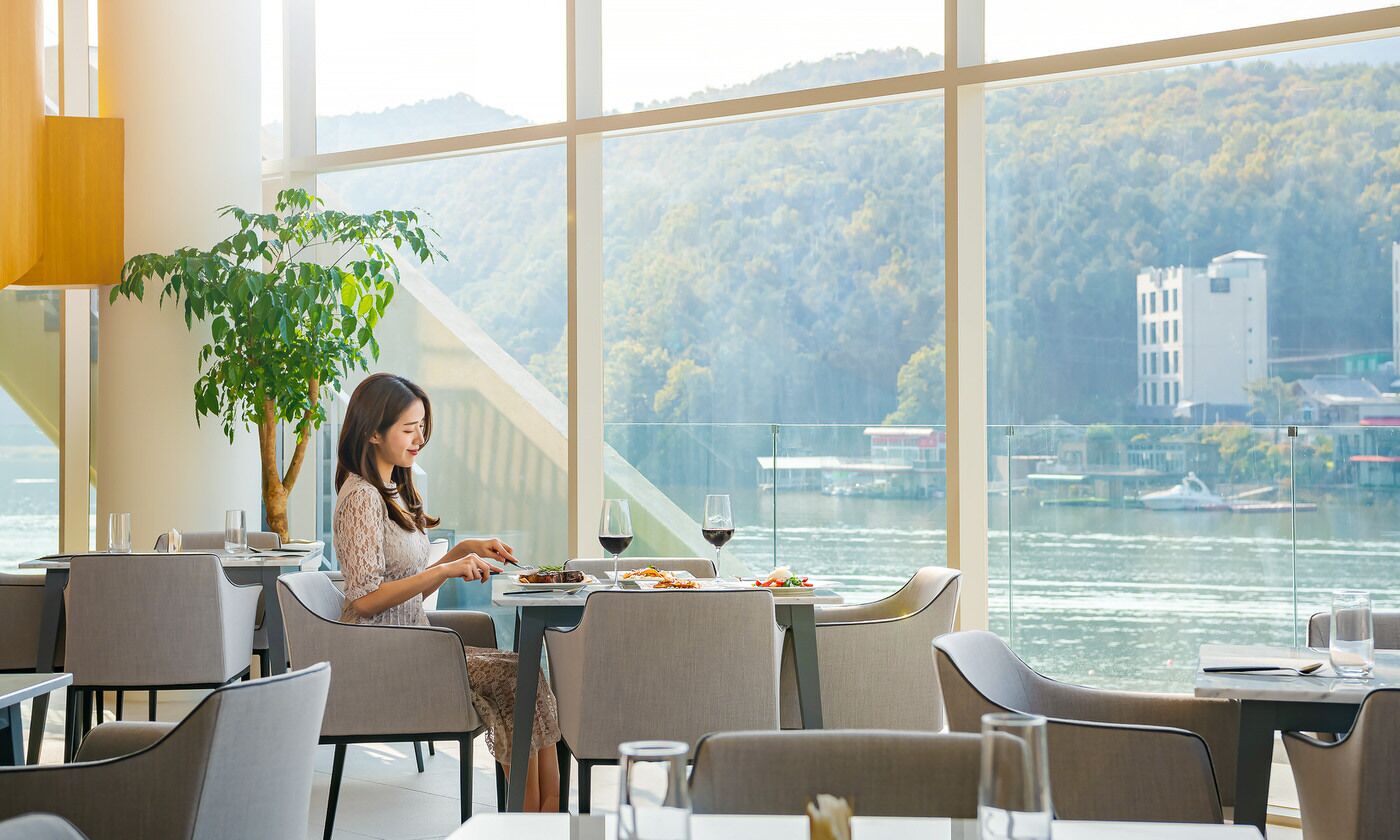 breakfast, lunch, dinner served; italian cuisine, beach views