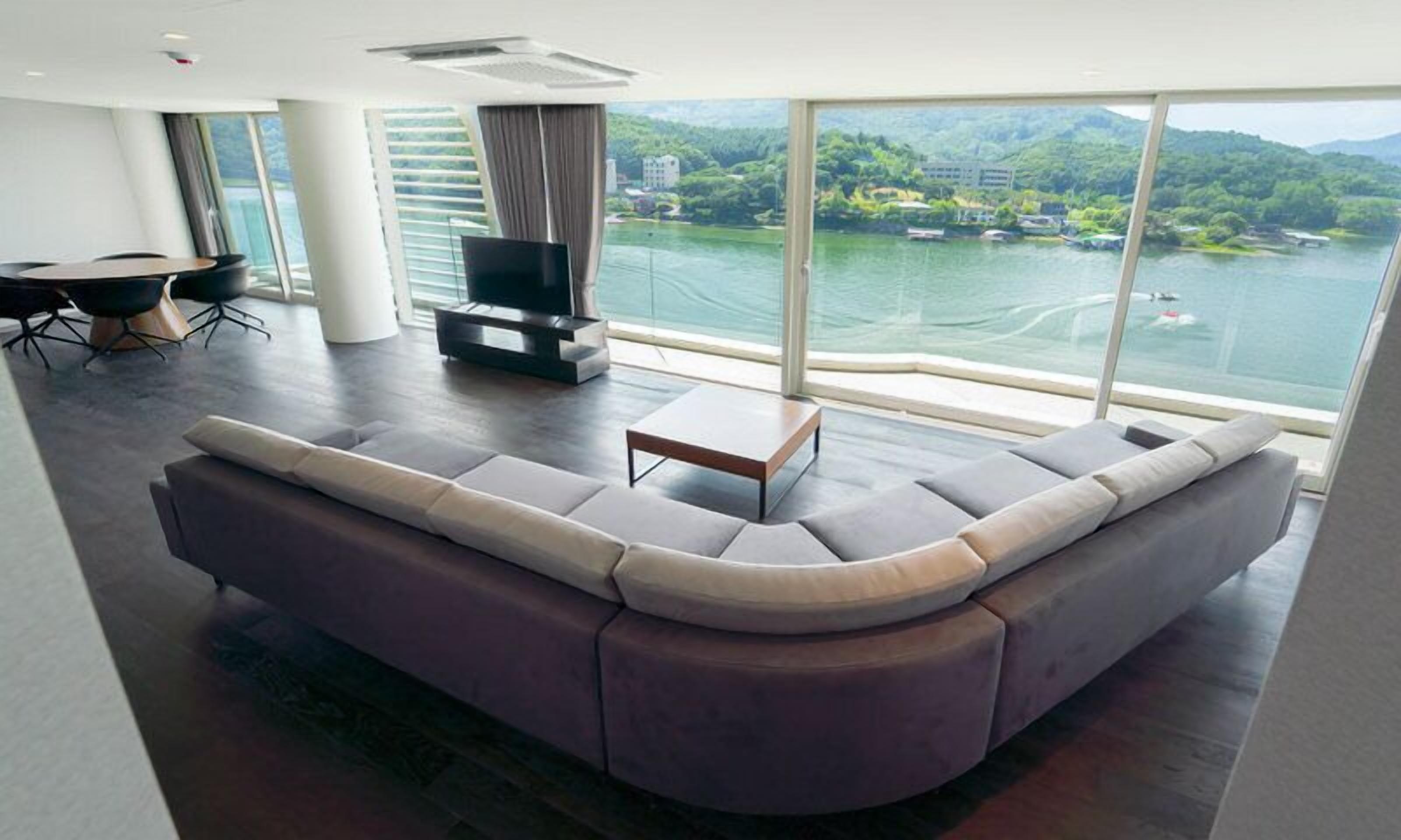 penthouse 701 | premium bedding, down duvets, select comfort beds, free minibar