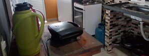 Réfrigérateur, micro-ondes, batterie de cuisine, vaisselle et ustensiles