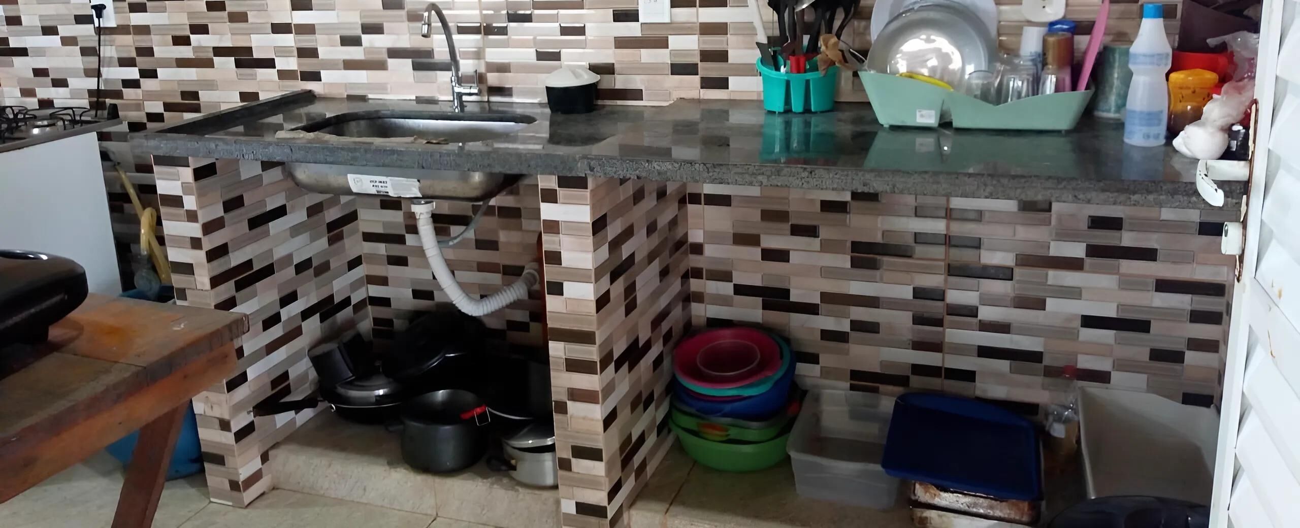 Een koelkast, een microgolfoven, kookgerei, borden en bestek