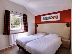2 bedrooms, travel cot, free WiFi, bed sheets