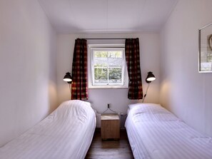 2 bedrooms, travel cot, free WiFi, bed sheets