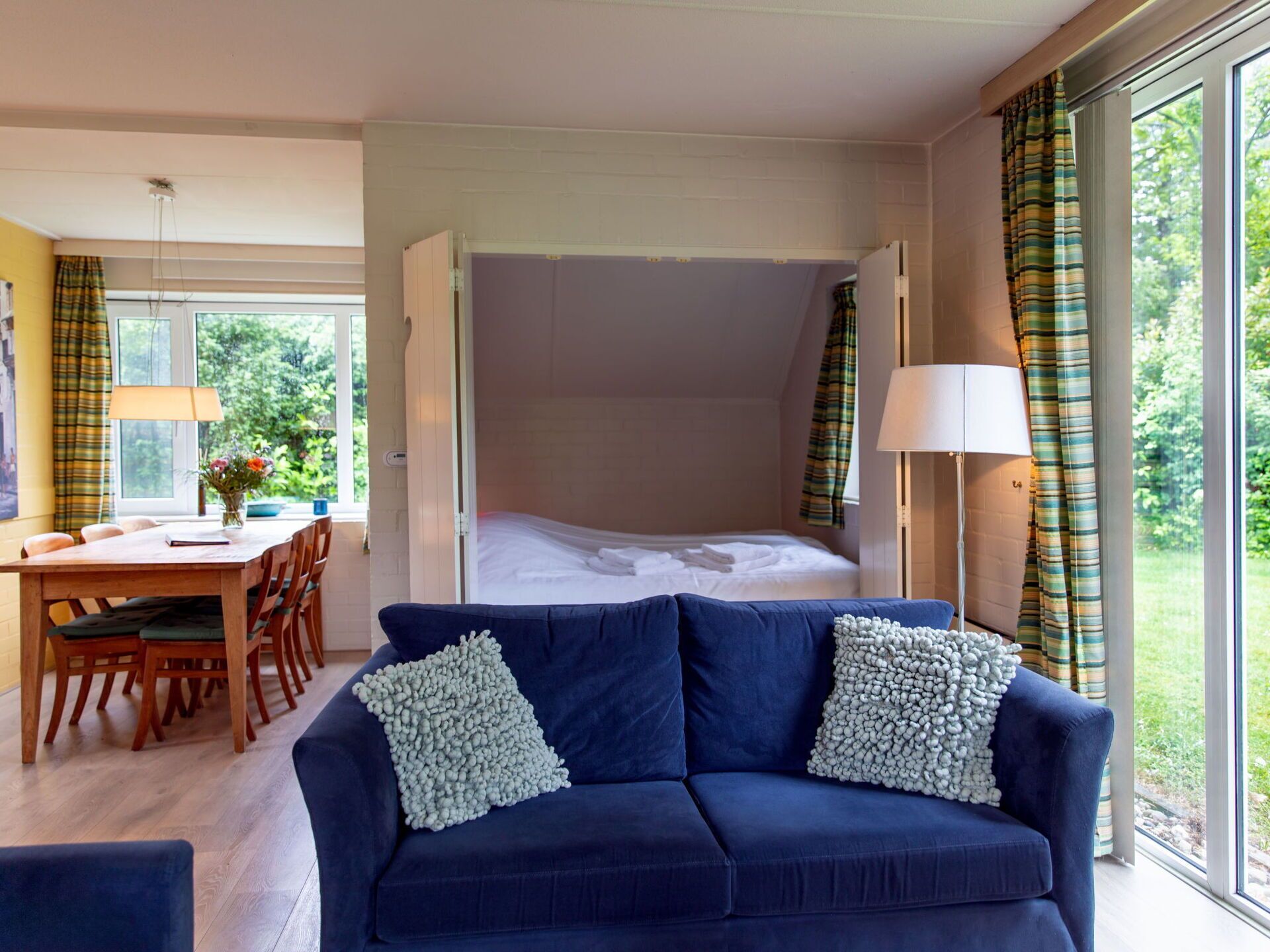 Meubles, Propriété, Fenêtre, Plante, Confort, Bleu Azur, Bois, Textile, Architecture