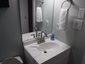 Duschwanne, Haartrockner, Handtücher, Toilettenpapier