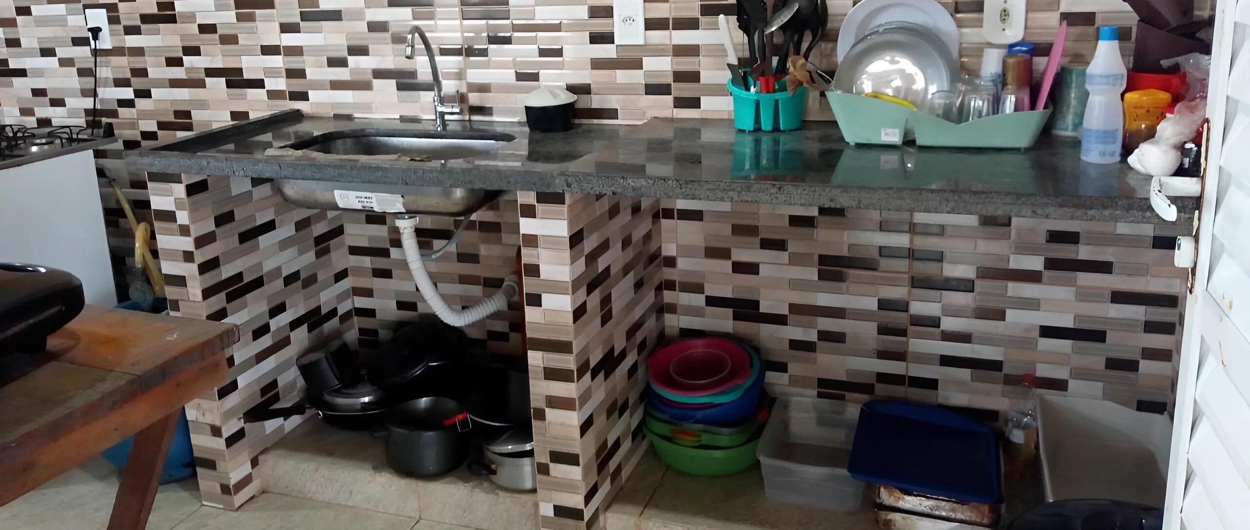 Refrigerador, microondas y utensilios de cocina 