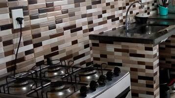 Refrigerador, microondas y utensilios de cocina