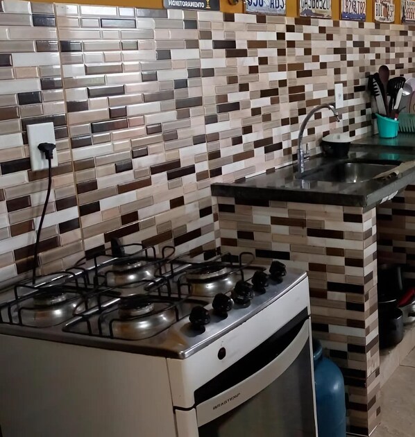 Refrigerador, microondas, utensilios de cocina