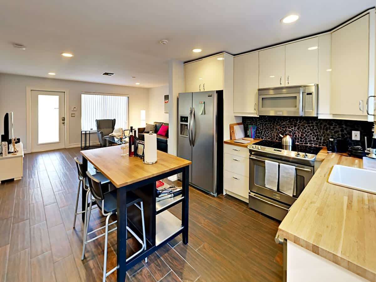 Jääkaappi, mikroaaltouuni, uuni, liesi